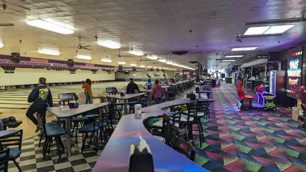 Diversey River Bowl Chicago ambience