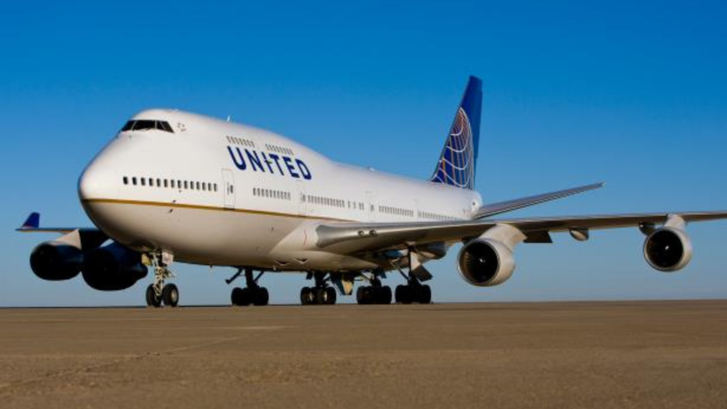 United Airlines Holdings Chicago runway