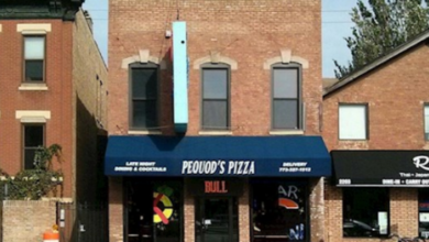 Pequod's Chicago's Pizza shop frpm outside
