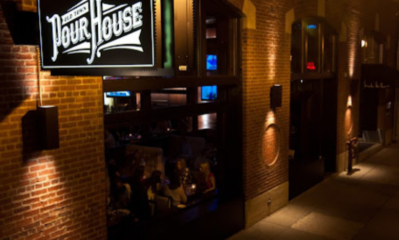 Old Town Pour House Chicago at night